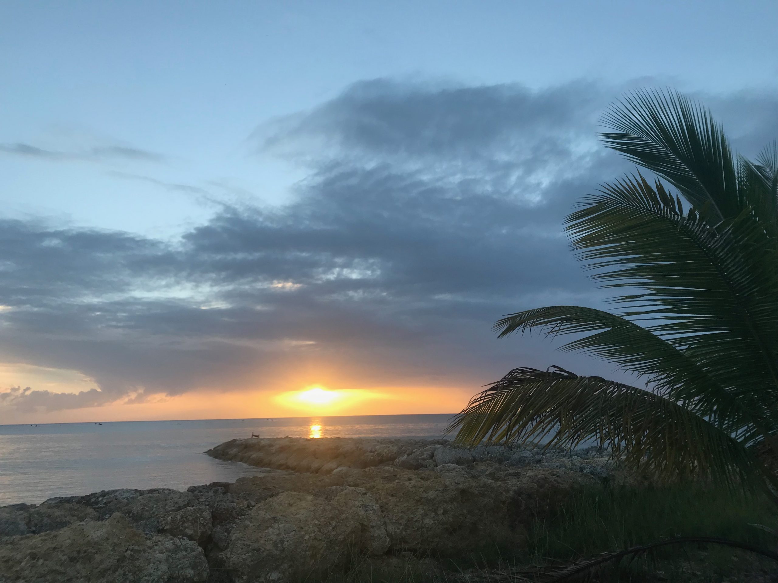 coucher de soleil en bord de mer à port louis en guadeloupe 